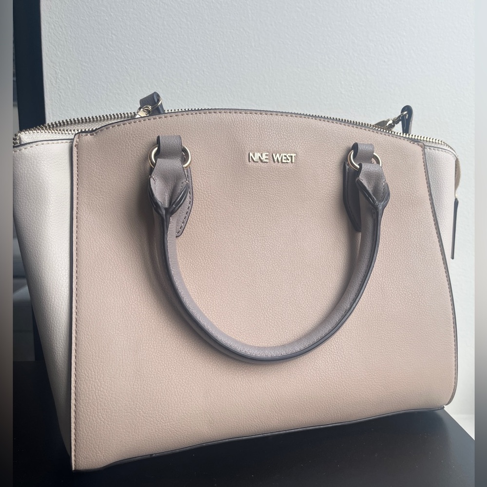 The perfect everyday bag! Near perfect condition.
